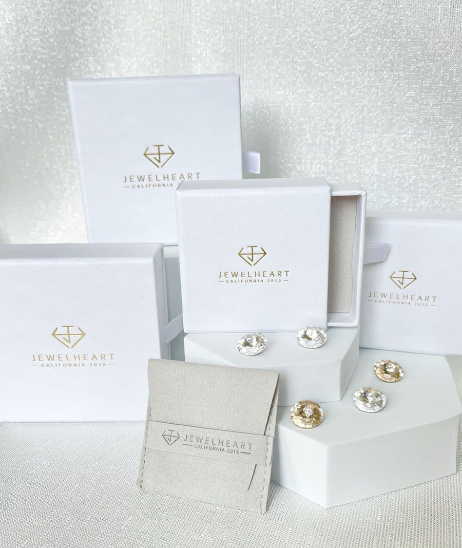 solid gold vertical bar pendant - jewelheart boxes